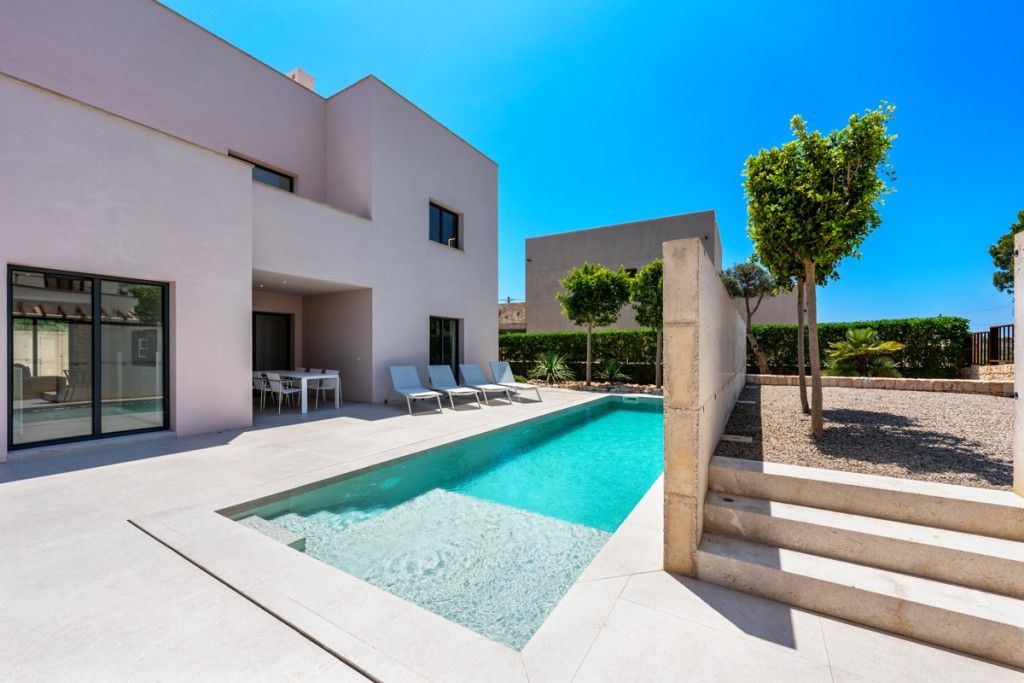 Property photo 1 of 20 Pool And Exterior (1)