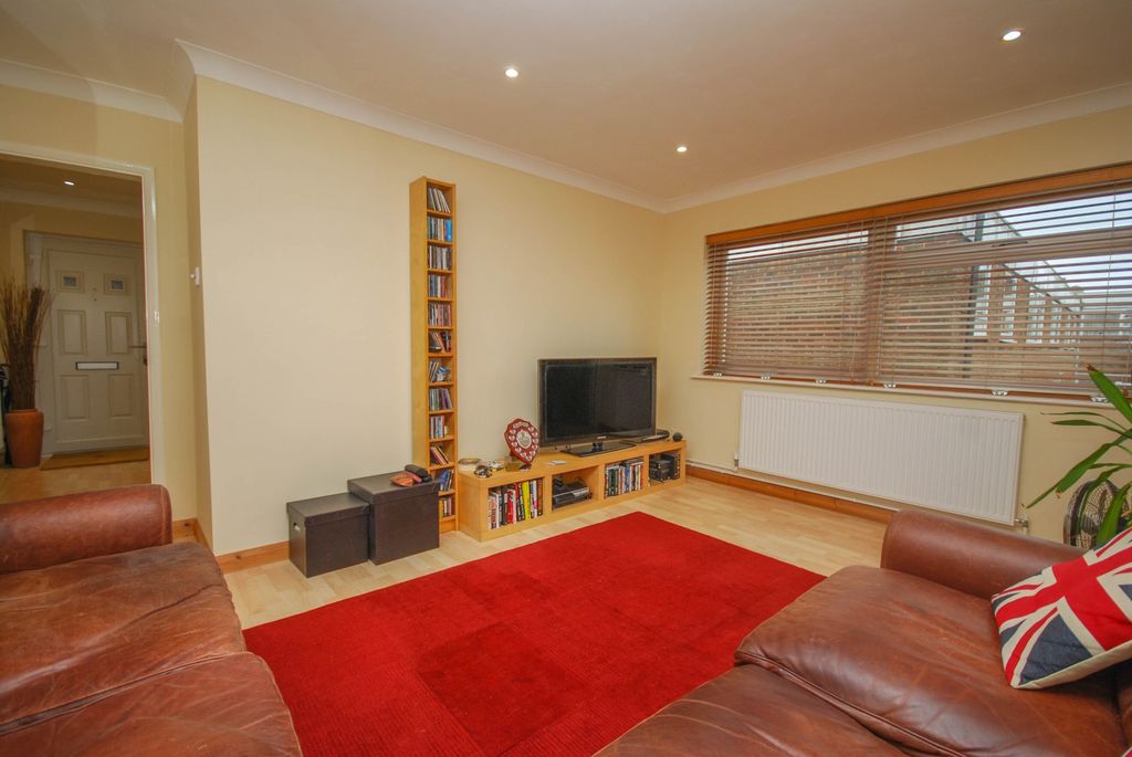 Property photo 2 of 8 .