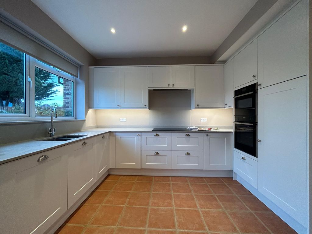 Property photo 1 of 14 4 Bed Semi-Detached House To Rent Alleyn Park, Southall Ub2