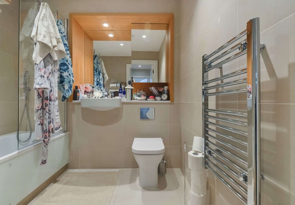 Property photo 2 of 20 Bathroom  (1).Jpg