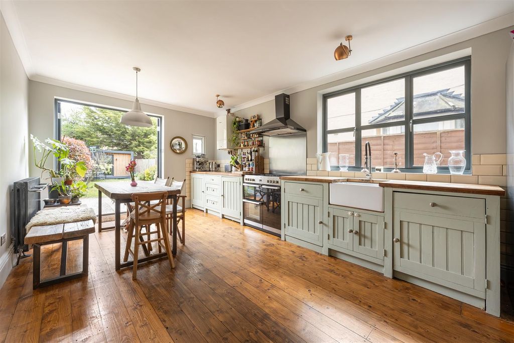 Property photo 3 of 43 Cranmer Road, E7