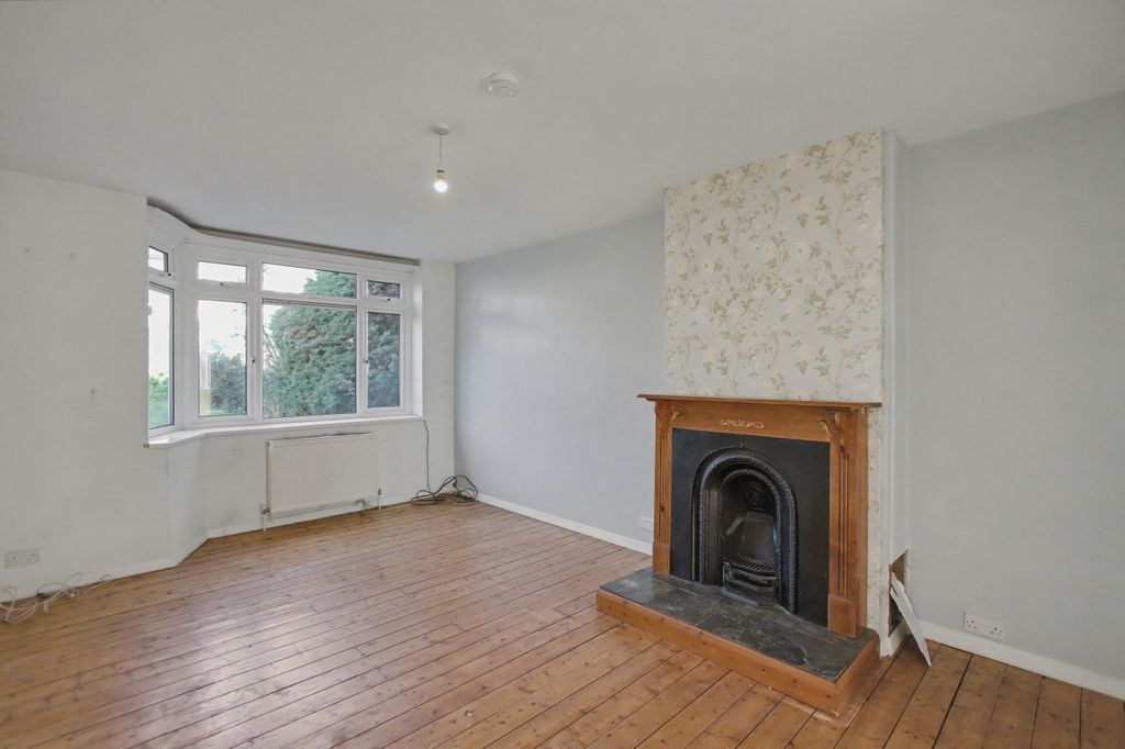 Property photo 3 of 16 131 Glenhurst Avenue, Bexley, Kent, Da5 3Qq