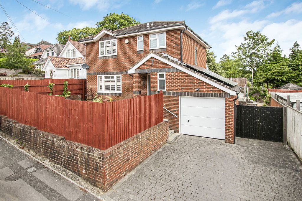 Property photo 1 of 19 Crescent Road