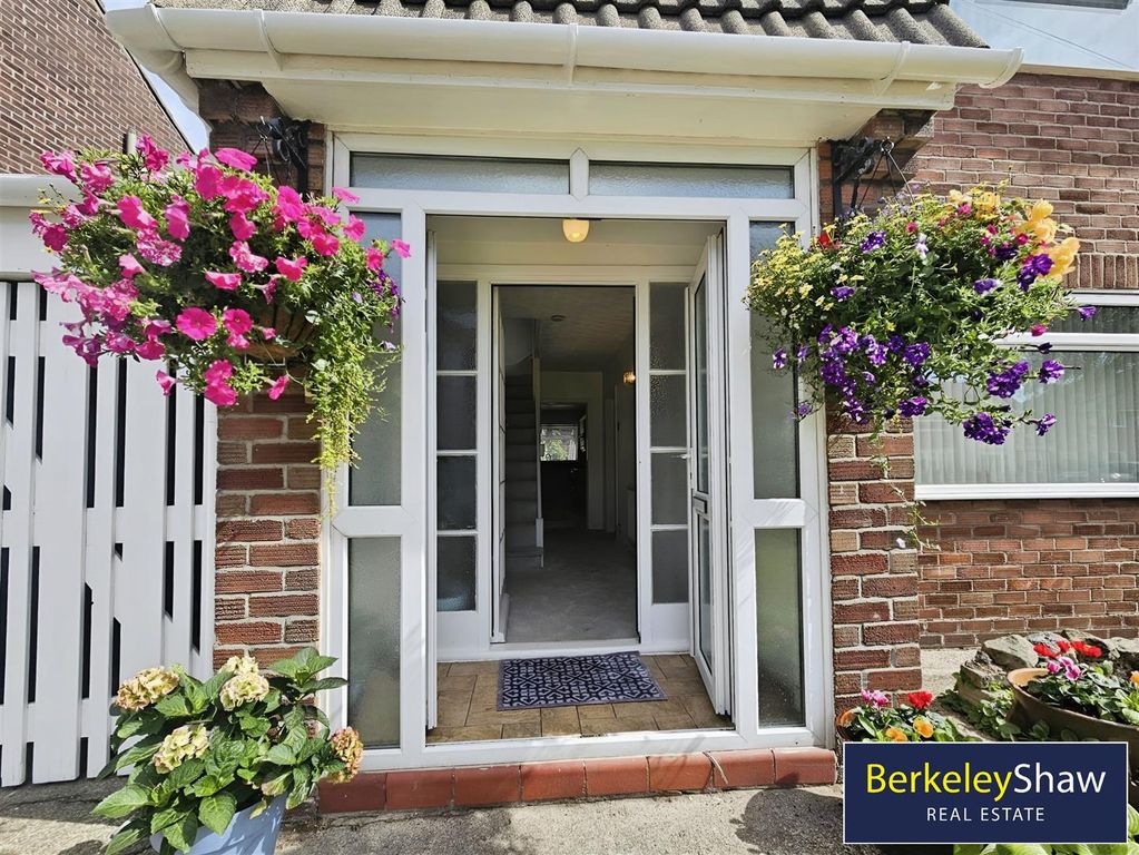 Property photo 2 of 18 Entrance