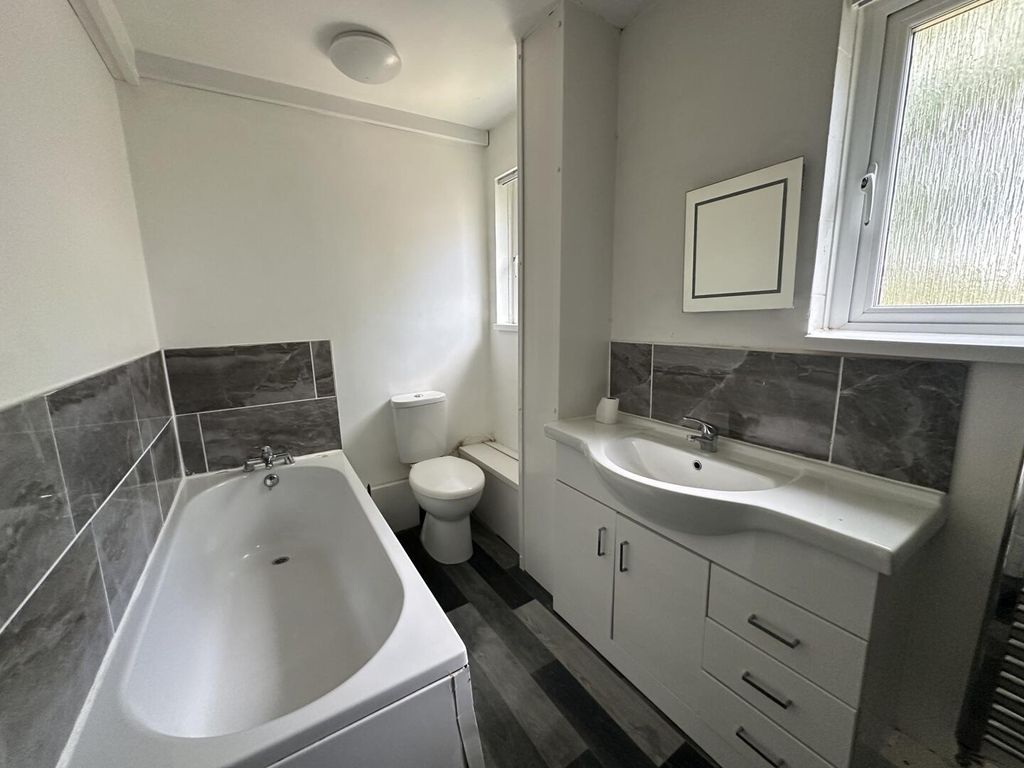 Property photo 3 of 7 Bathroom