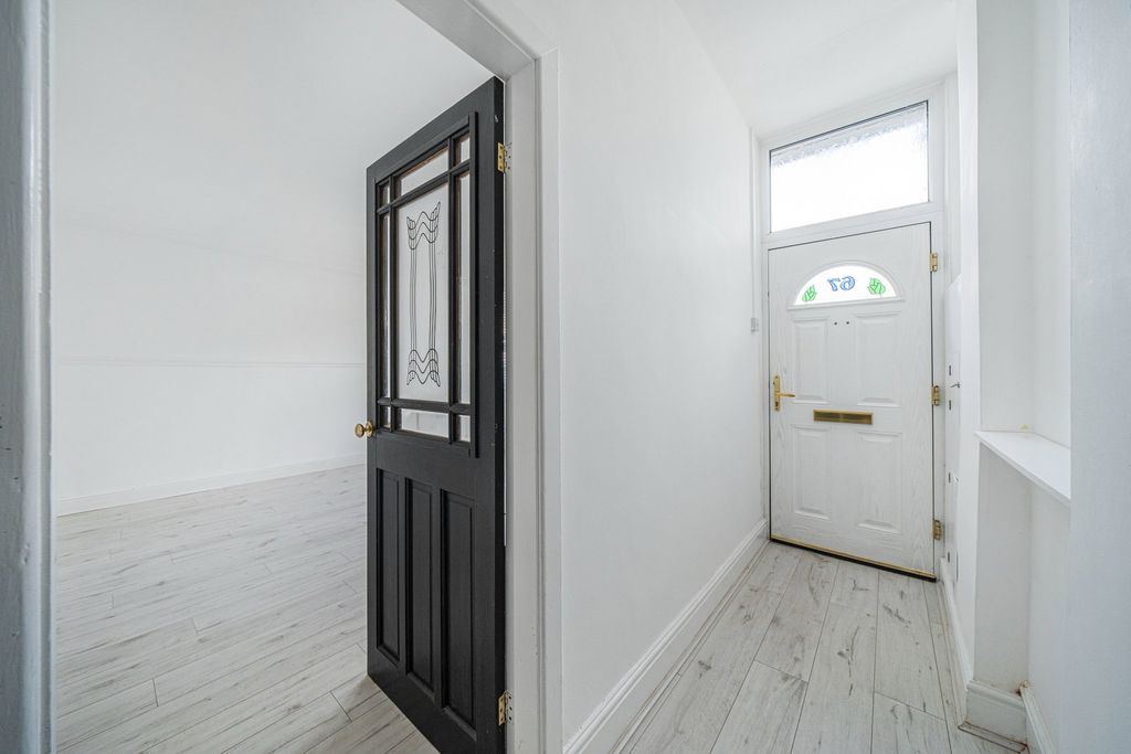 Property photo 2 of 32