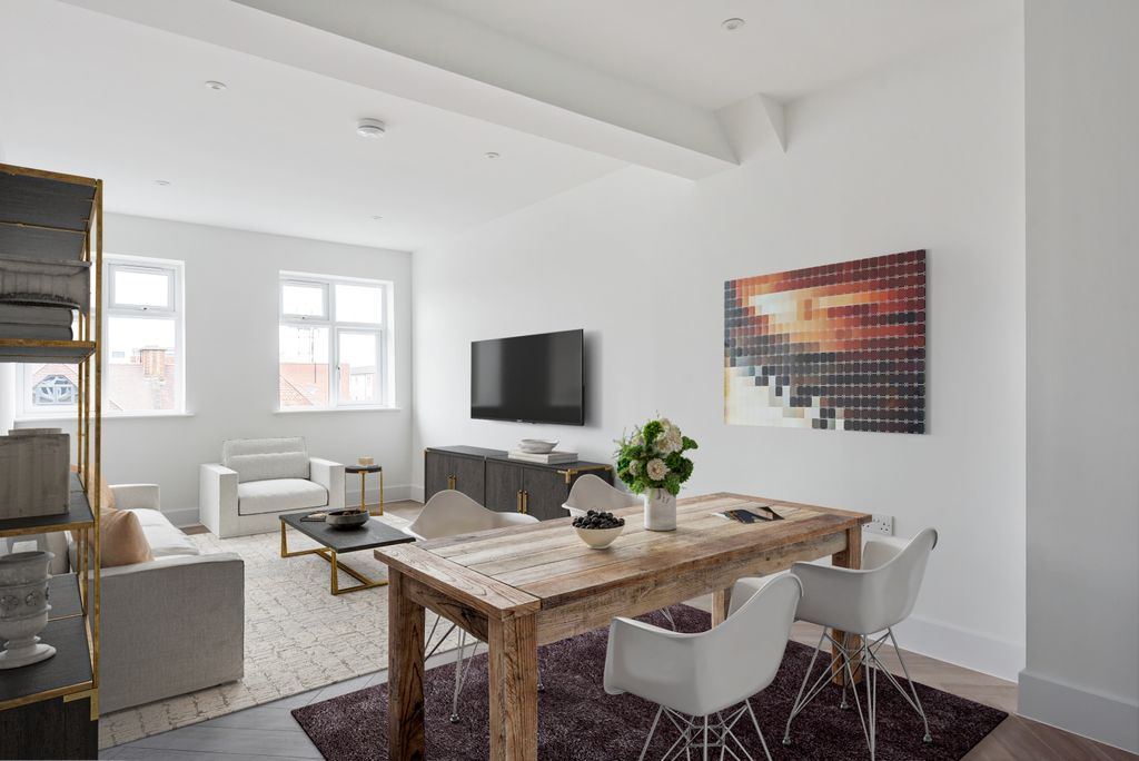 Property photo 1 of 7 Living/Dining Area