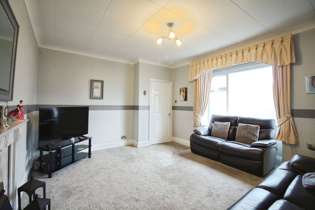 Property photo 2 of 15 Lounge Square Bay Window