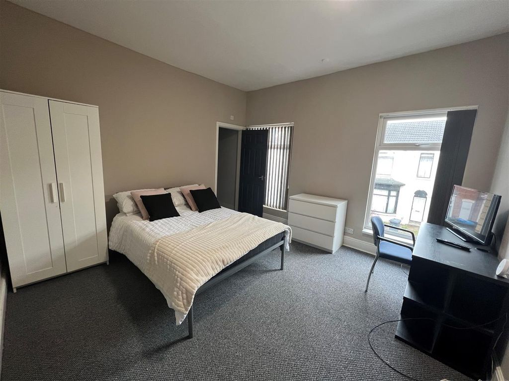 Property photo 1 of 8 28 Vermont St Photo 4.Jpg