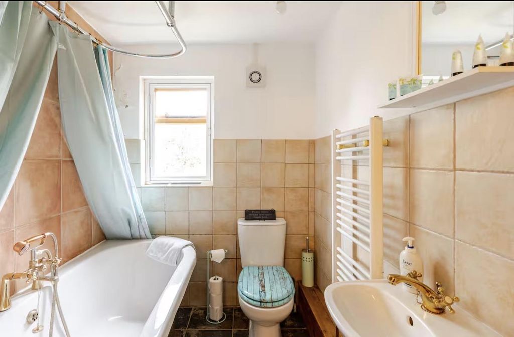 Property photo 3 of 11 Bathroom 1