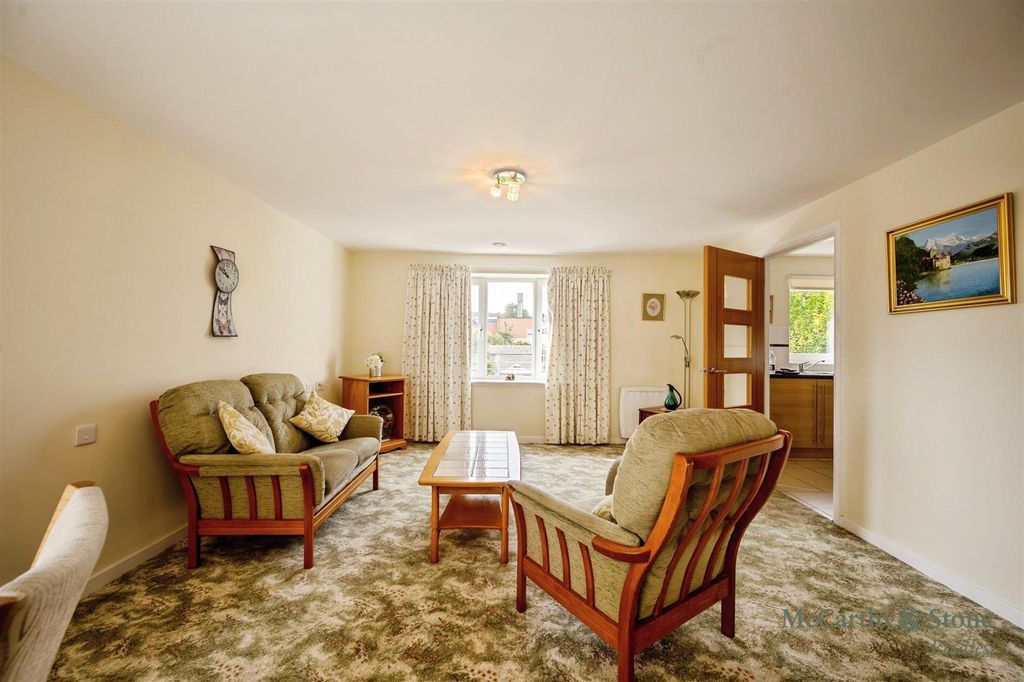 Property photo 2 of 16 Livingrm18Fw.Jpg