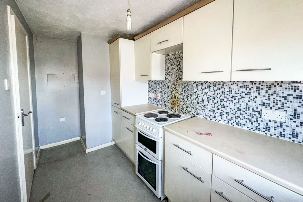 Property photo 2 of 10 16 Loughman Close, Kingswood, Bristol, Bs15 4Bz