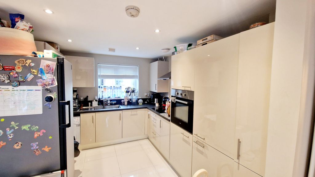 Property photo 2 of 9 Kitchen