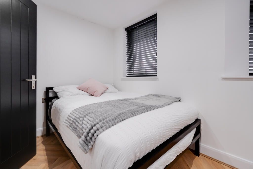 Property photo 3 of 14 A Bright And Spacious Master Bedroom With A Comfor...