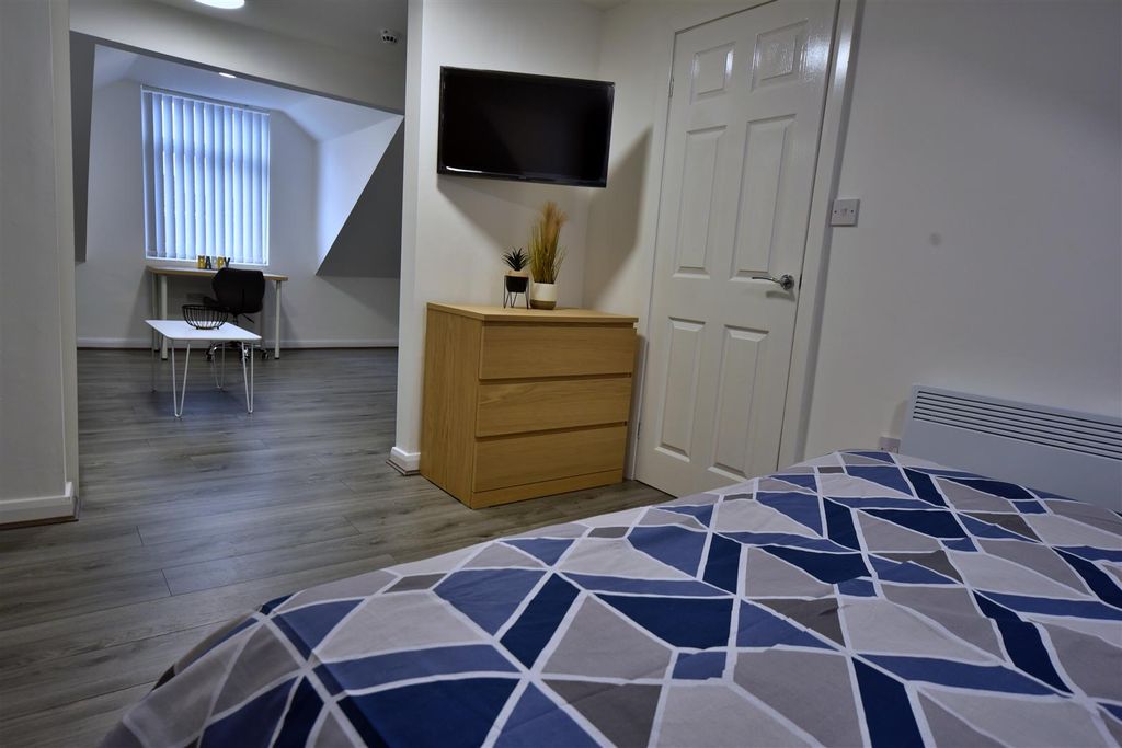 Property photo 2 of 7 165Ar_Room17_02.Jpg