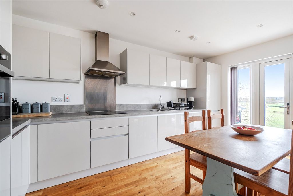 Property photo 2 of 23 Picture No. 15