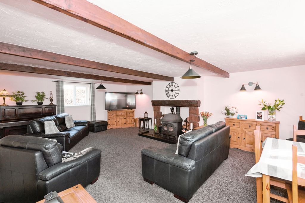 Property photo 3 of 14 Lounge