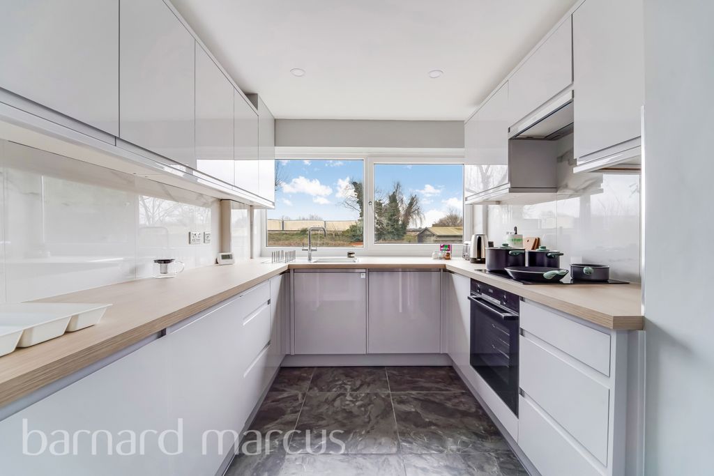 Property photo 1 of 9 Bathroom