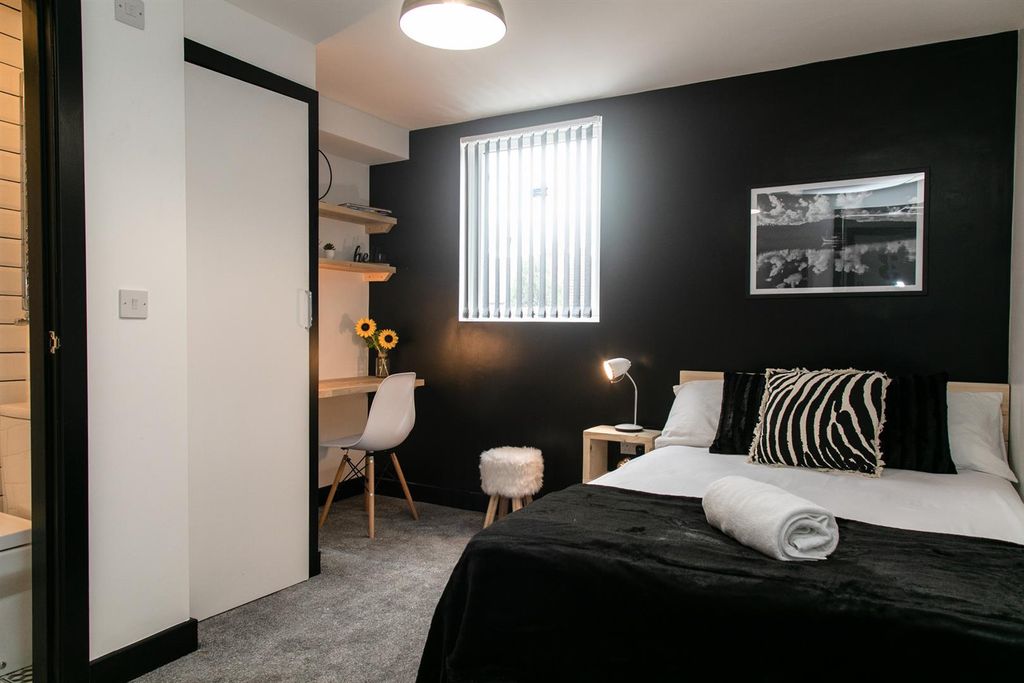 Property photo 1 of 9 46 Dean St Lr-18.Jpg