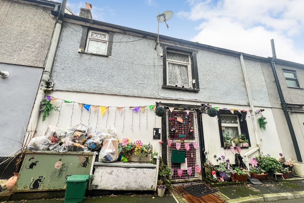 Property photo 1 of 1 16 Holyrood Terrace, Tonypandy, Cf40 2Hp