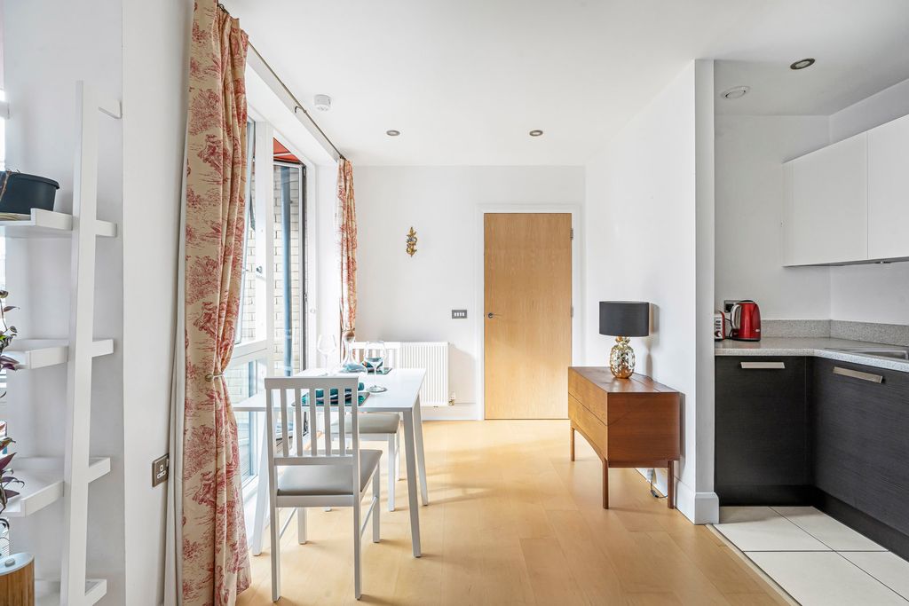 Property photo 2 of 20 Reception/Kitchen