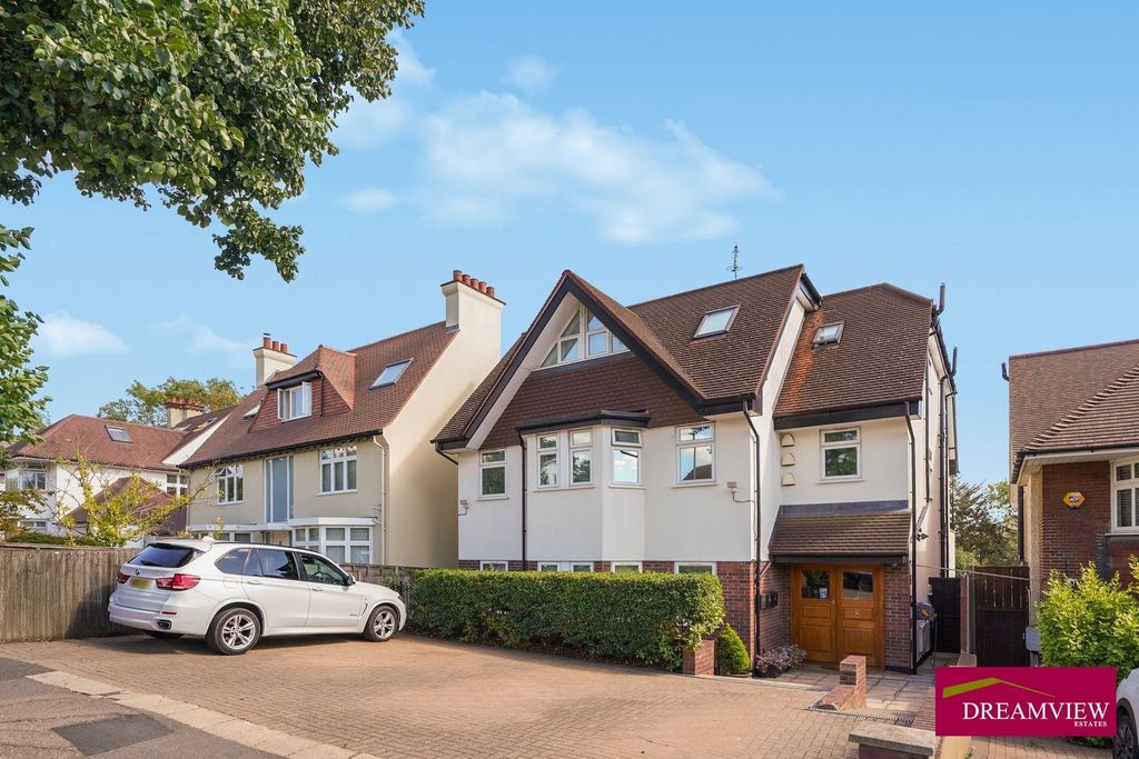 Property photo 1 of 16 3 Bed Flat To Rent The Vale, London Nw11 8Sg