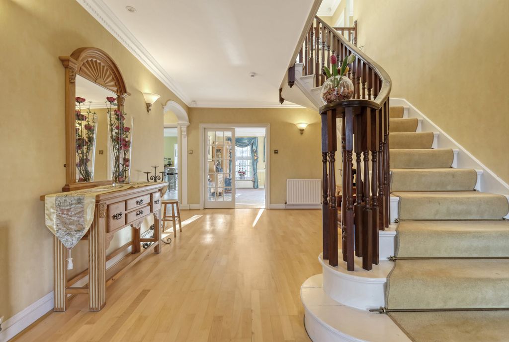 Property photo 3 of 40 Entrance Hallway