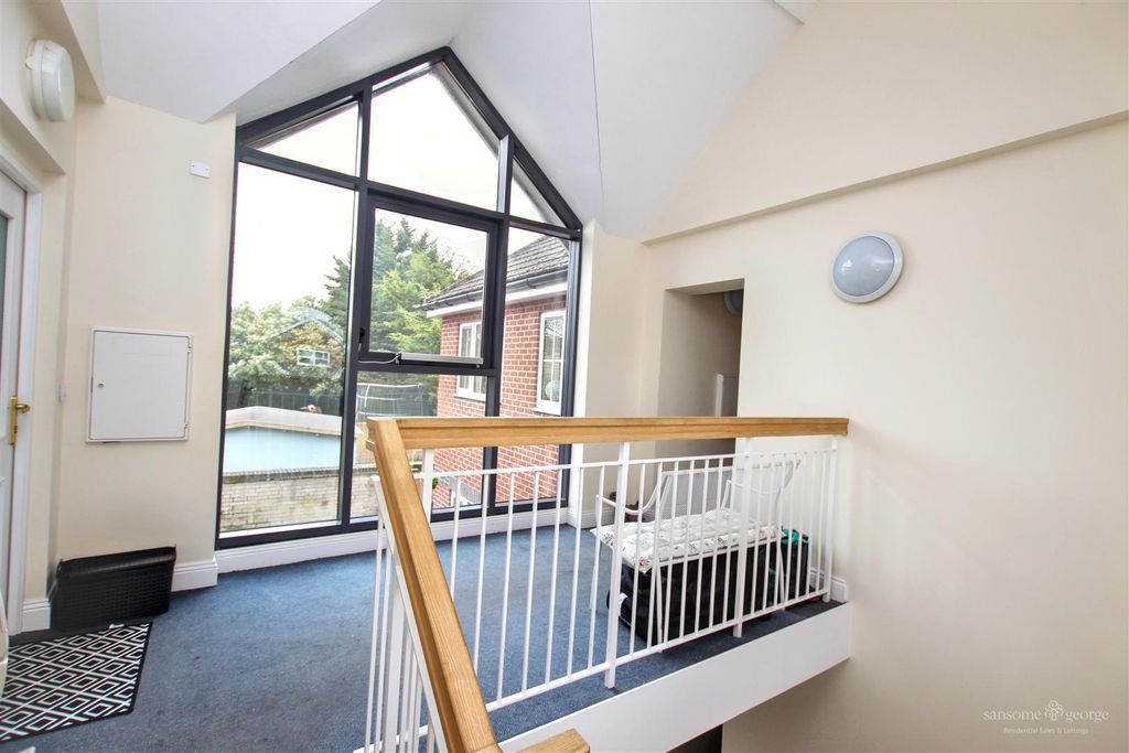 Property photo 2 of 12 Communal Landing