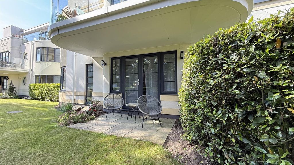 Property photo 1 of 10 Escala - Front