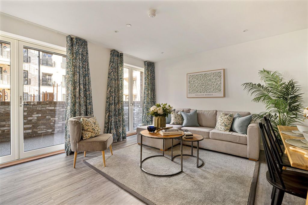 Property photo 2 of 36 Forest Road E17