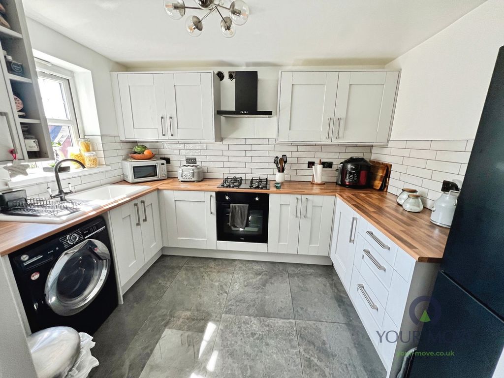 Property photo 3 of 11 Kitchen