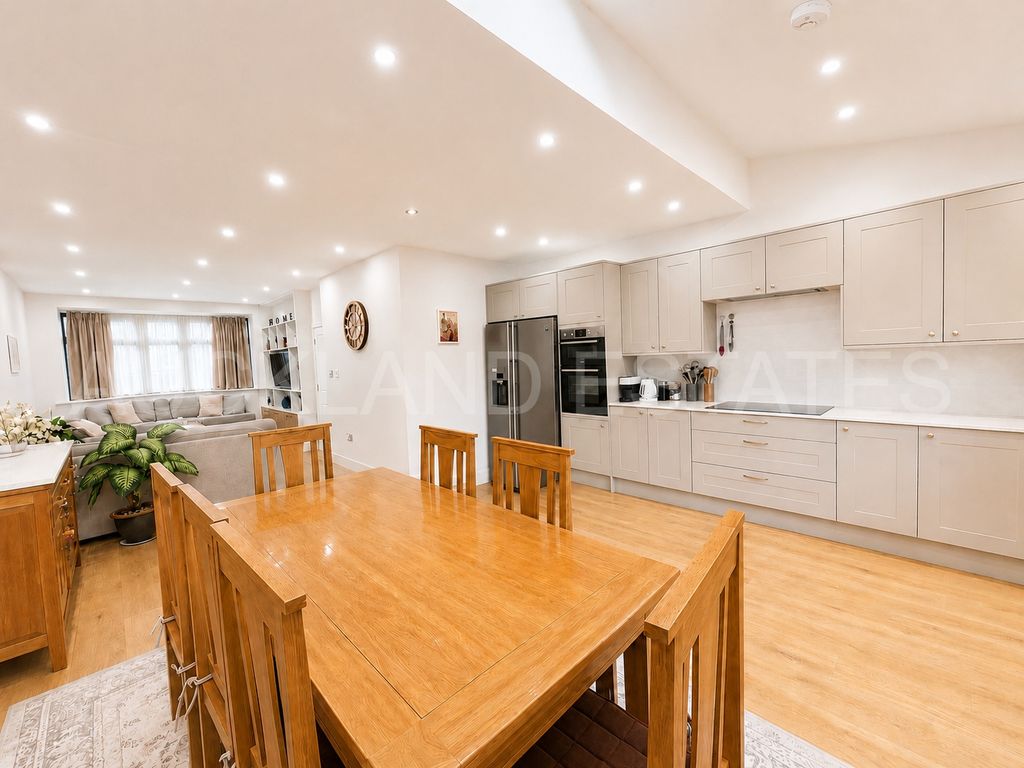 Property photo 3 of 26 48Dd4E45-De90-40F9-B41c-Feb1169F24Ac