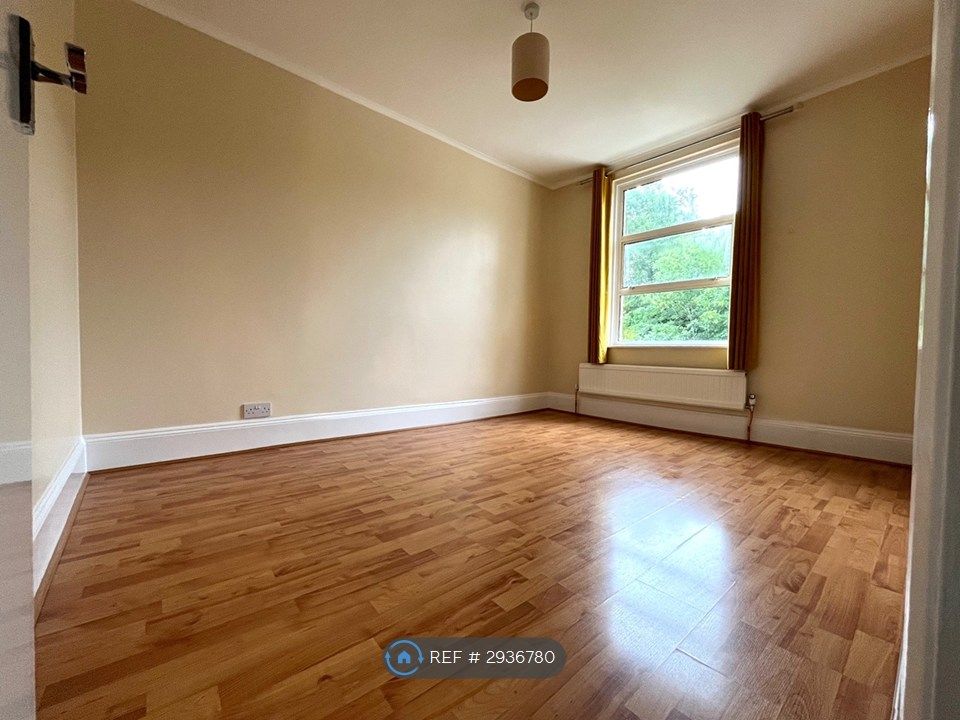 Property photo 2 of 6 Bedroom