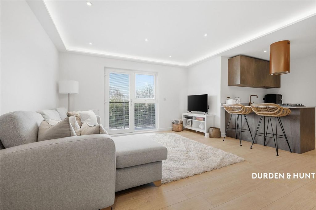 Property photo 1 of 18 London Road