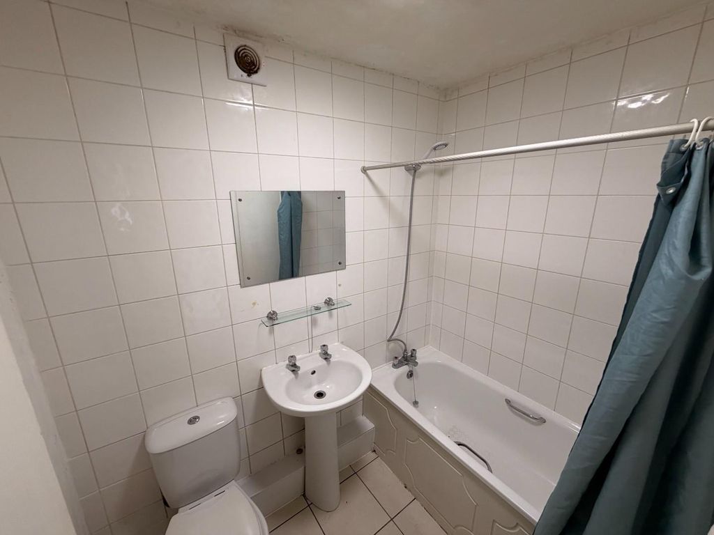 Property photo 2 of 6 Bathroom.Jpeg