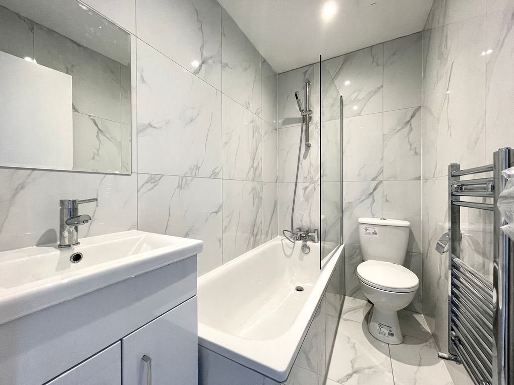 Property photo 2 of 15 Bathroom Upstairs.Jp