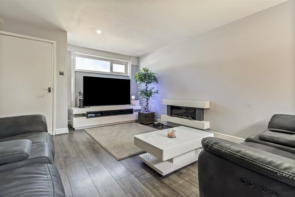 Property photo 2 of 22 7 Abingdon Walk-003.Jpg