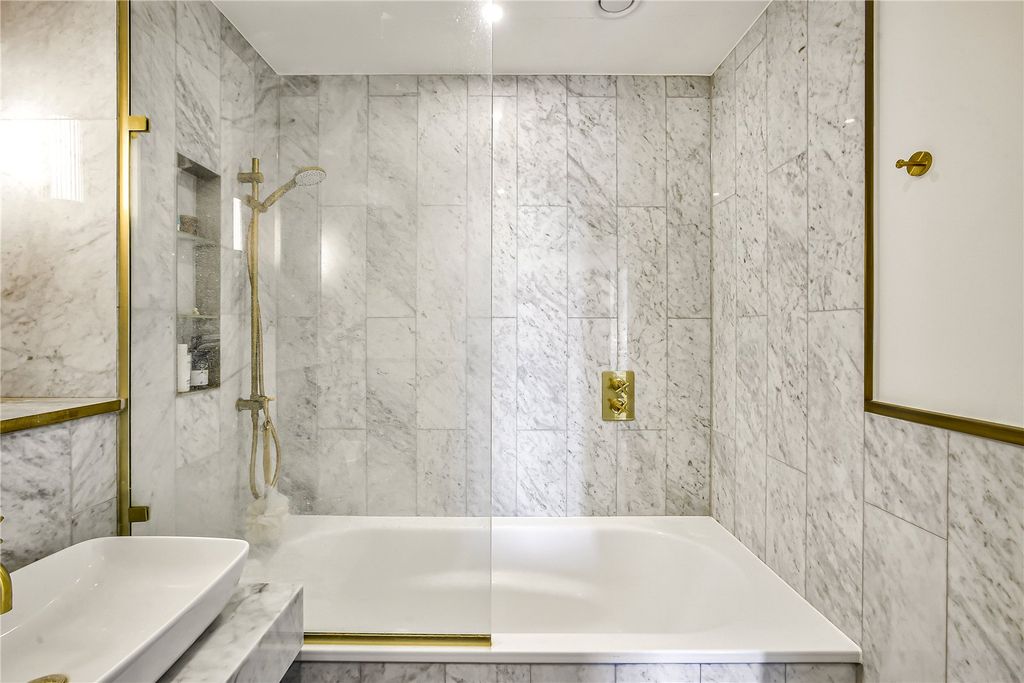 Property photo 3 of 11 Bathroom