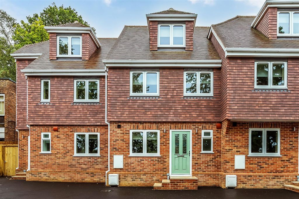 Property photo 1 of 5 120 C Broadmead.Jpg