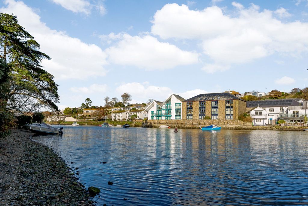 Property photo 2 of 25 3 Crabshell Quay