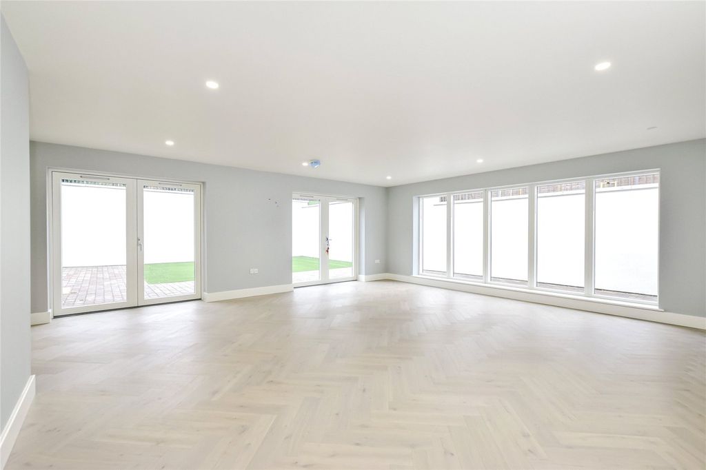 Property photo 3 of 20 Living / Dining Room