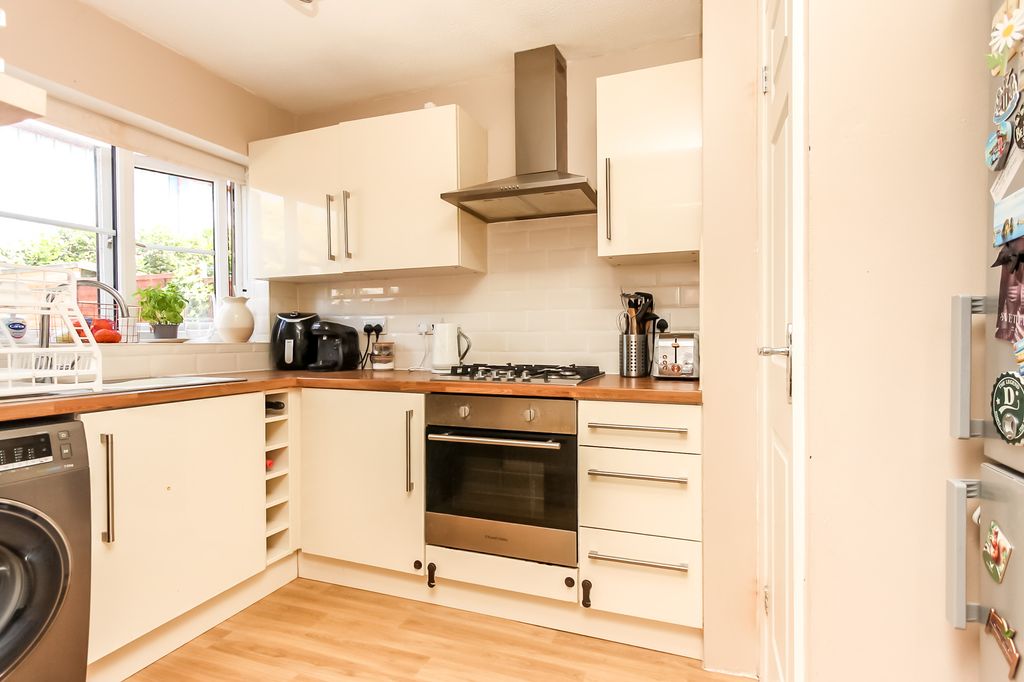 Property photo 3 of 11 Kitchen