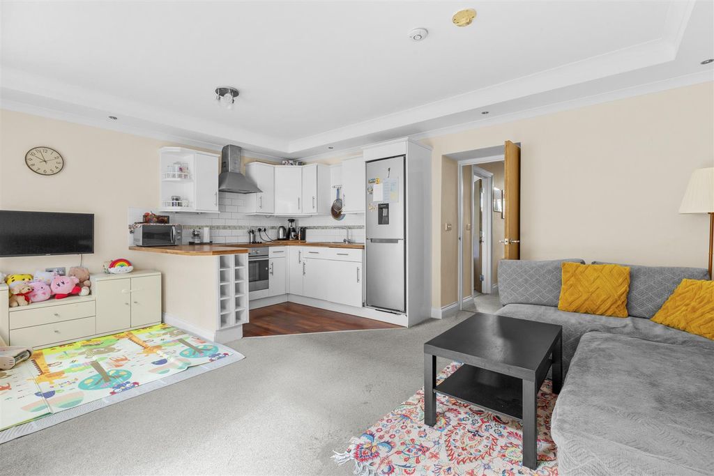 Property photo 3 of 13 Flat 8, 123 London Rd, Hp11 1BT-4.Jpg