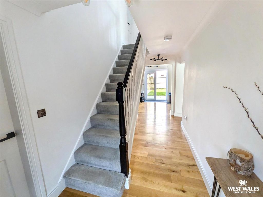 Property photo 2 of 28 6671.Jpg