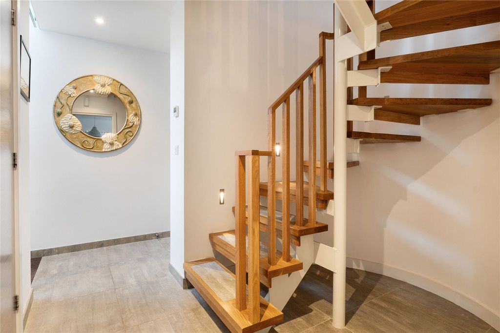 Property photo 3 of 16 Entrance Hall