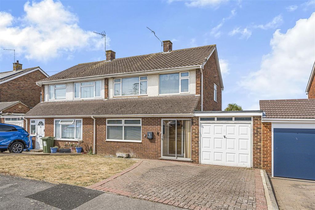 Property photo 1 of 12 18 Redford Road, Sl4 5Ss13.Jpg
