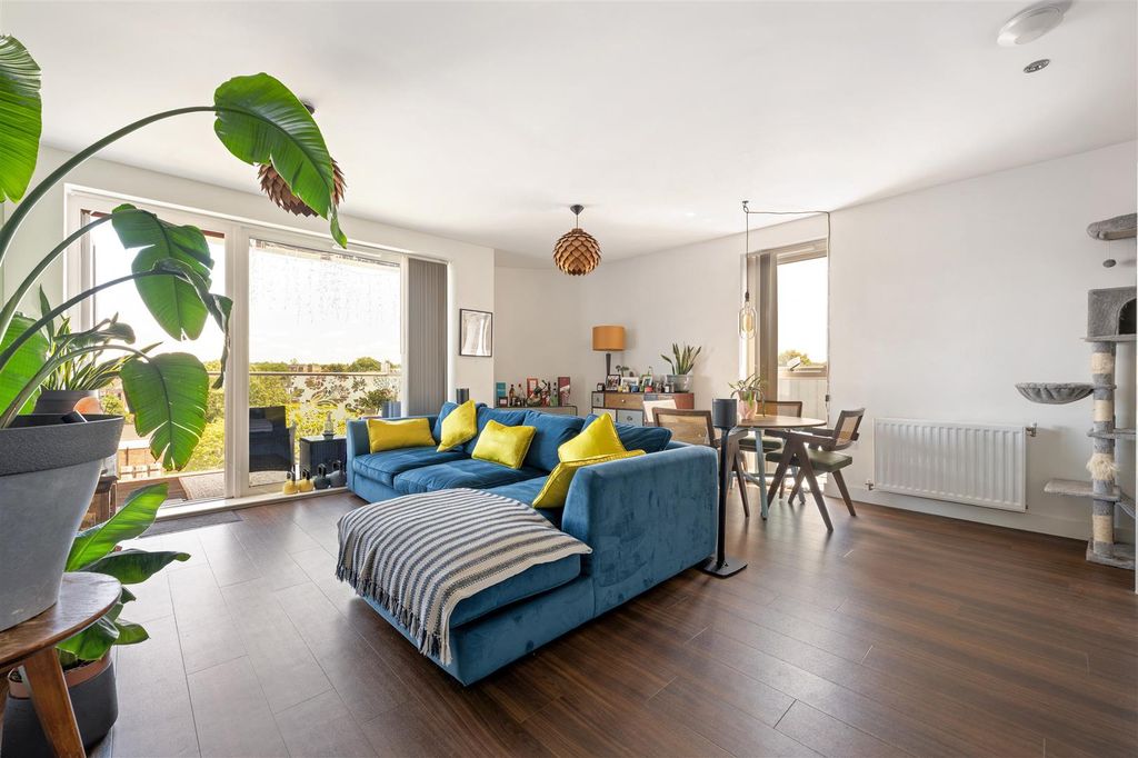 Property photo 2 of 18 Jubilee Avenue, E4