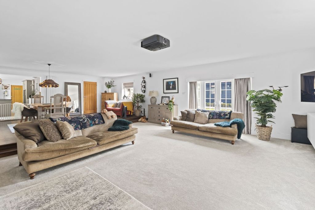 Property photo 2 of 31