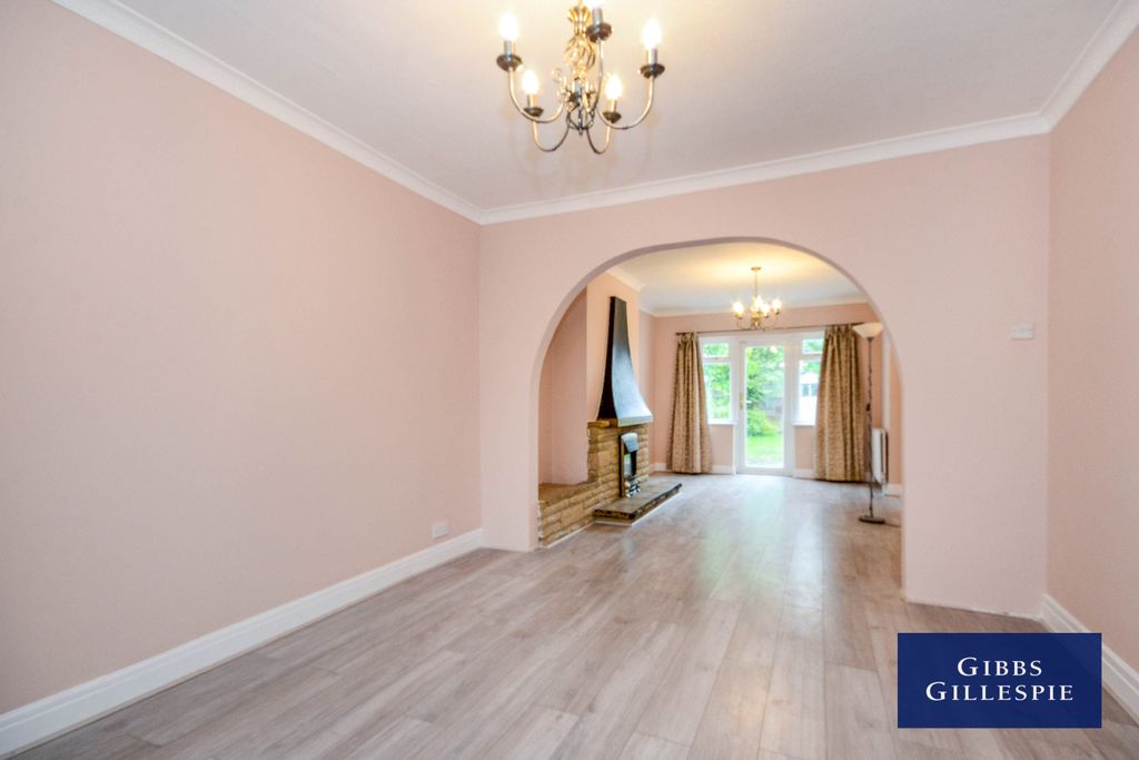 Property photo 2 of 10 Through Lounge