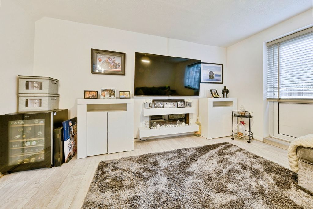 Property photo 3 of 21 Lounge